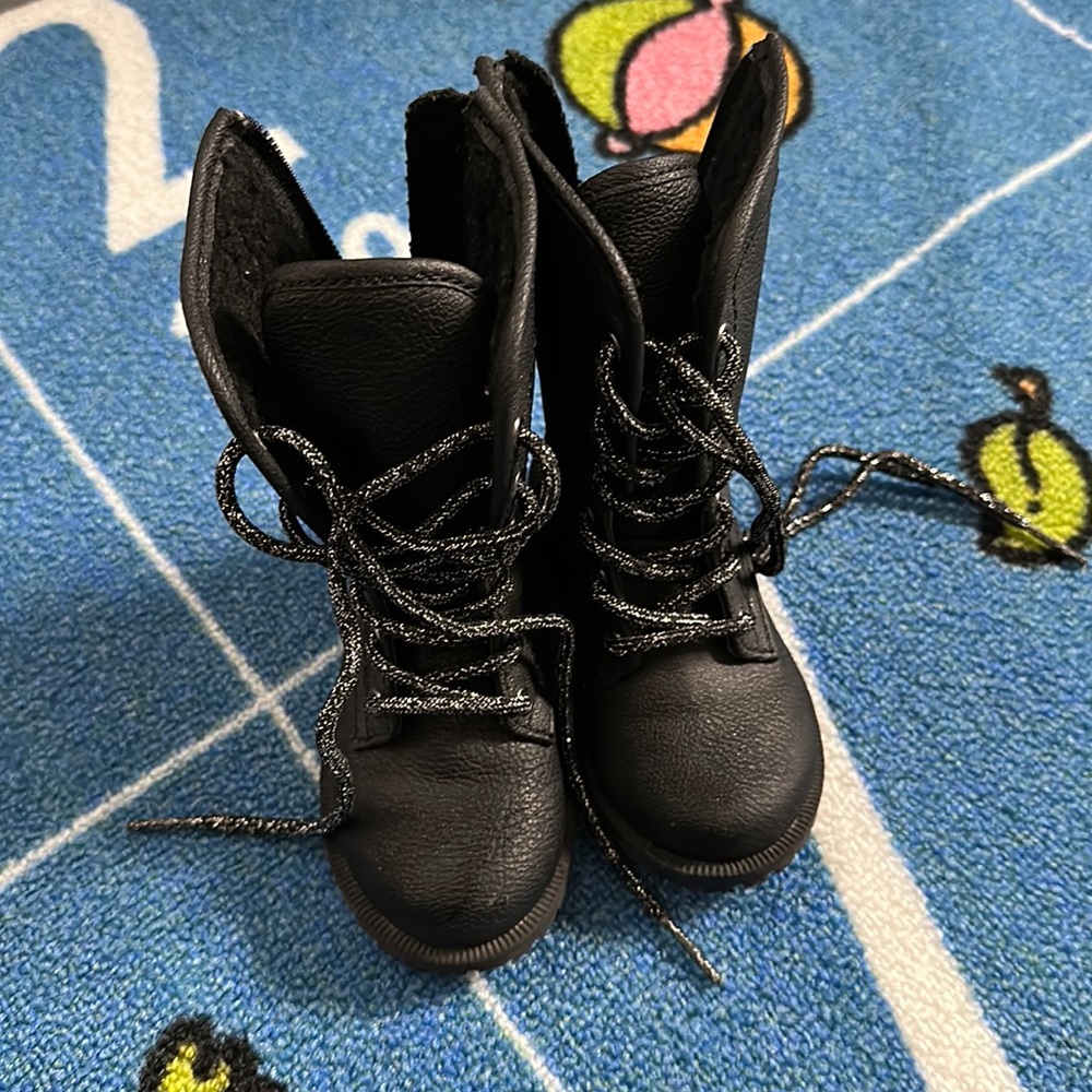 Like new toddler girls size 6 Cat & Jack lace up boots !